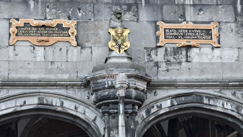 Kerkboog opschriften en leeuw (juli 2024)