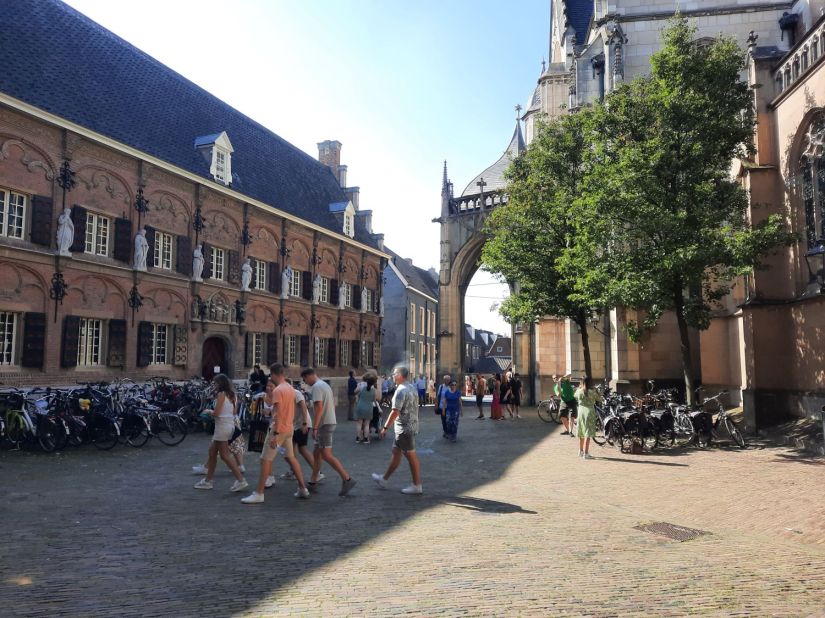 Latijnse School op St. Stevenskerkhof. Het is druk vanwege Monumentendag (september 2023)
