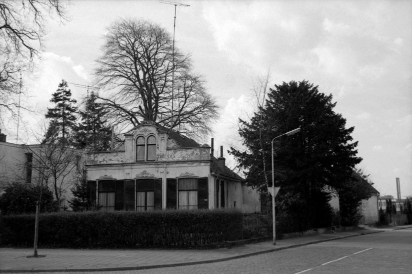 Villa Mussenhaghe , op de hoek met de Valkenburgseweg (rechts).
De villa werd rond 1750 gebouwd als boerderij. Eind 19de eeuw is het omgebouwd tot villa.
Karakteristiek en voor Nijmegen zeldzaam voorbeeld van een door verbouwing van boerenbedrijf tot landhuis geworden pand van goede verhoudingen en detaillering.
Inmiddels heeft de villa een opknapbeurt gehad, Valkenburgseweg, 1986 (Gemeente Nijmegen, afd. Reprografie via KN12864-15 RAN CC0)