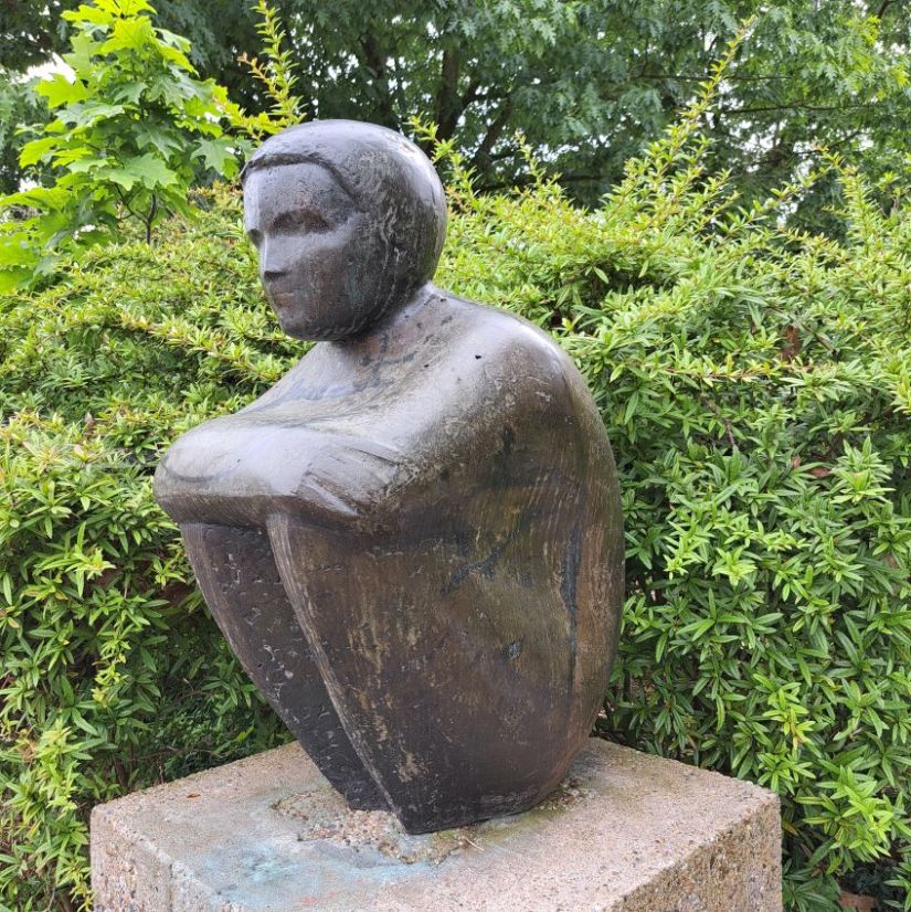 Zittend kind, beeld van Ed van Teeseling (juli 2024)