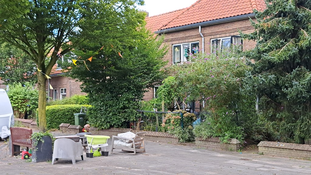 Waterstraat met gezellig zitje op de stoep (augustus 2024)