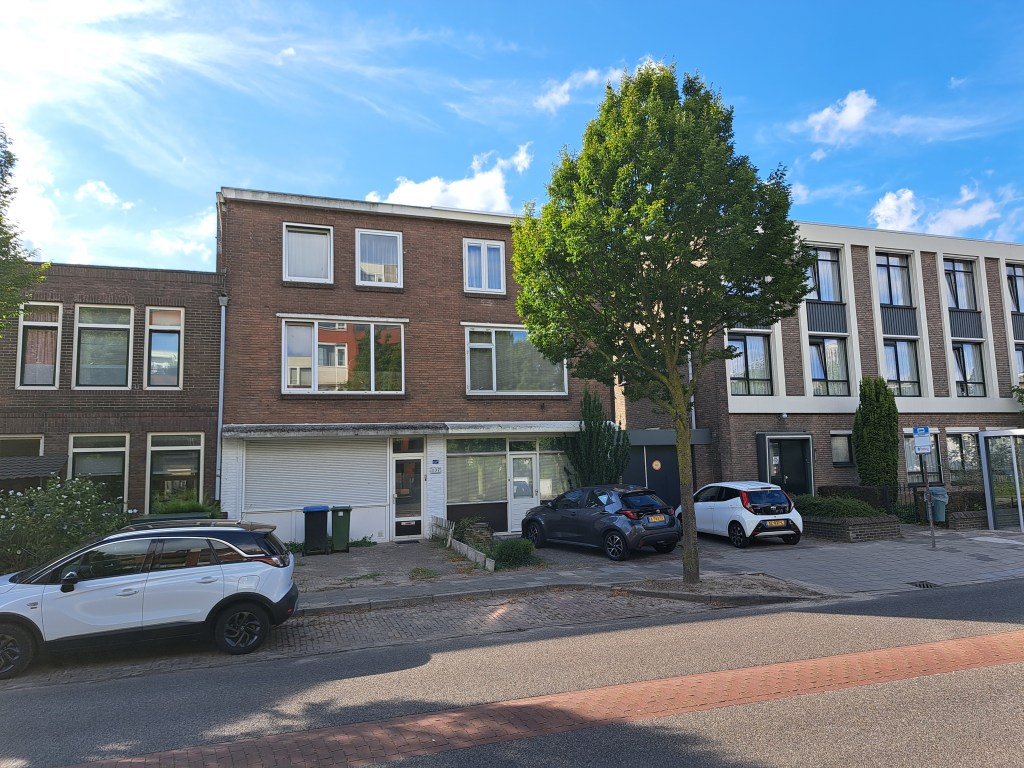 Voormalig Levensmiddelenbedrijf NVG van dhr. Gerrits links, rechts slagerij Tesser (augustus 2024)