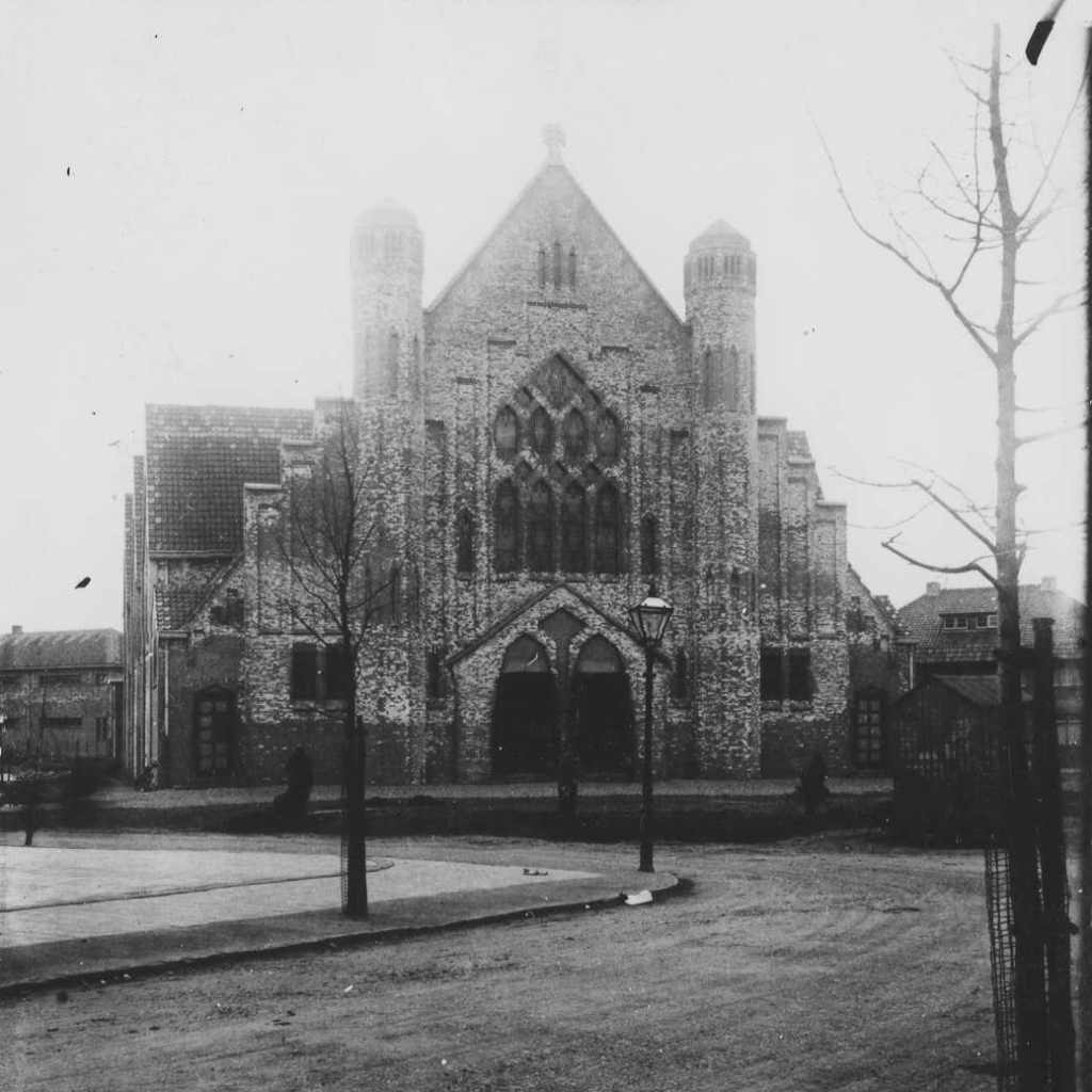 De R.K. H. Theresiakerk, Waterstraat 148-150,(ontworpen in 1928/1929 door de Benedictijner Monnik-Architect Dom Paul Louis Denis Bellot (7-6-1876 - 5-7-1944) en Hendrik Christiaan v.d. Leur (12-8-1898 - 8-1-1994), 1930 (bewerking van F1557 RAN)