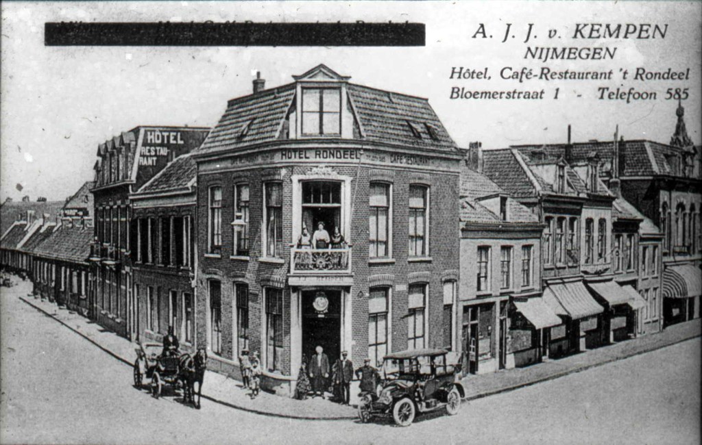 Hotel-Café-Restaurant 't Rondeel van A.J.J van Kempen met twee koetsen en mensen op het balkon en in de deuropening; links oude huisjes aan de Eerste Walstraat, nu een Grieks restaurant, 1895-1900 (dr. Jan Brinkhoff via D41 RAN CC0)