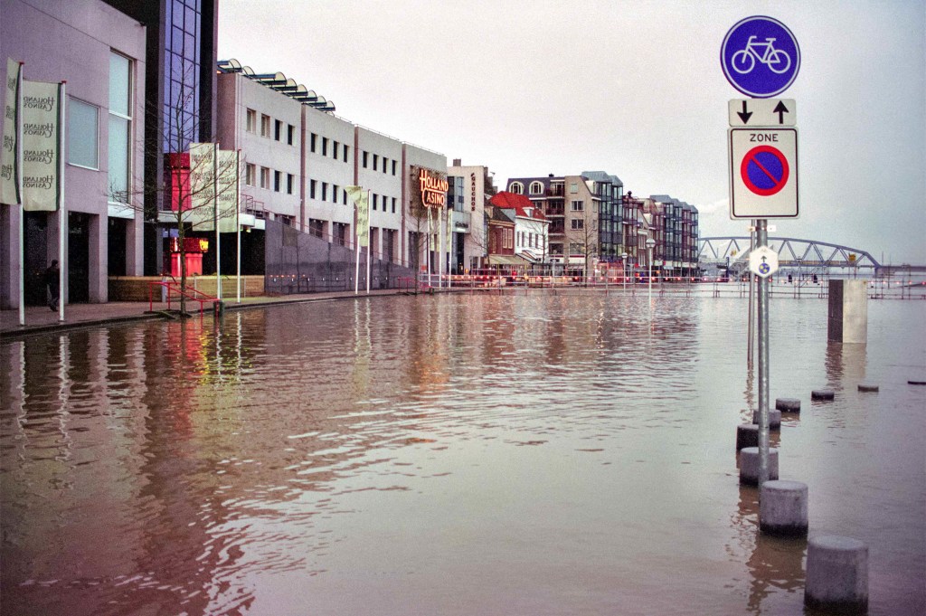 Hoog water Waalkade, 1995 (Jacques van Dinteren via DF5000 RAN CCBYSA)