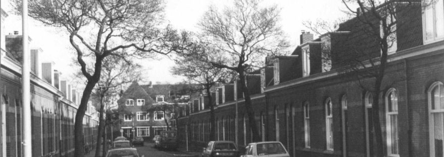 Vonckstraat: Woningen, gebouwd door de Stichting Volksbelang van 1895, gezien vanuit de Prins Bernhardstraat in de richting van de Groesbeeksedwarsweg, 1983 (Frank Eliëns via F10030 RAN)
