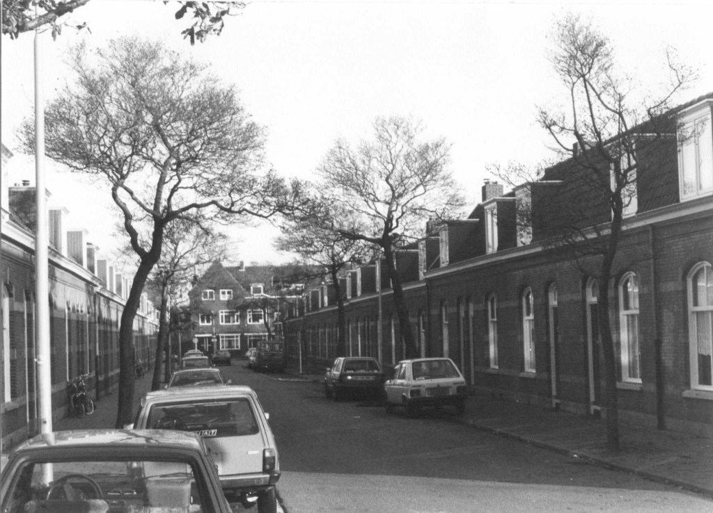 Vonckstraat: Woningen, gebouwd door de Stichting Volksbelang van 1895, gezien vanuit de Prins Bernhardstraat in de richting van de Groesbeeksedwarsweg, 1983 (Frank Eliëns via F10030 RAN)