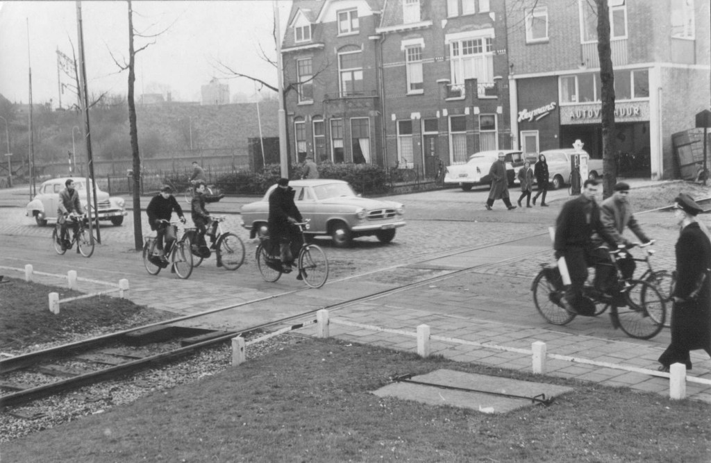 Het Autoverhuurbedrijf Heijmans, Voorstadslaan 15, 24/12/1960 (Fotopersbureau Gelderland; Auteursrechthouder J.F.M. Trum via F11420 RAN CCBYSA)