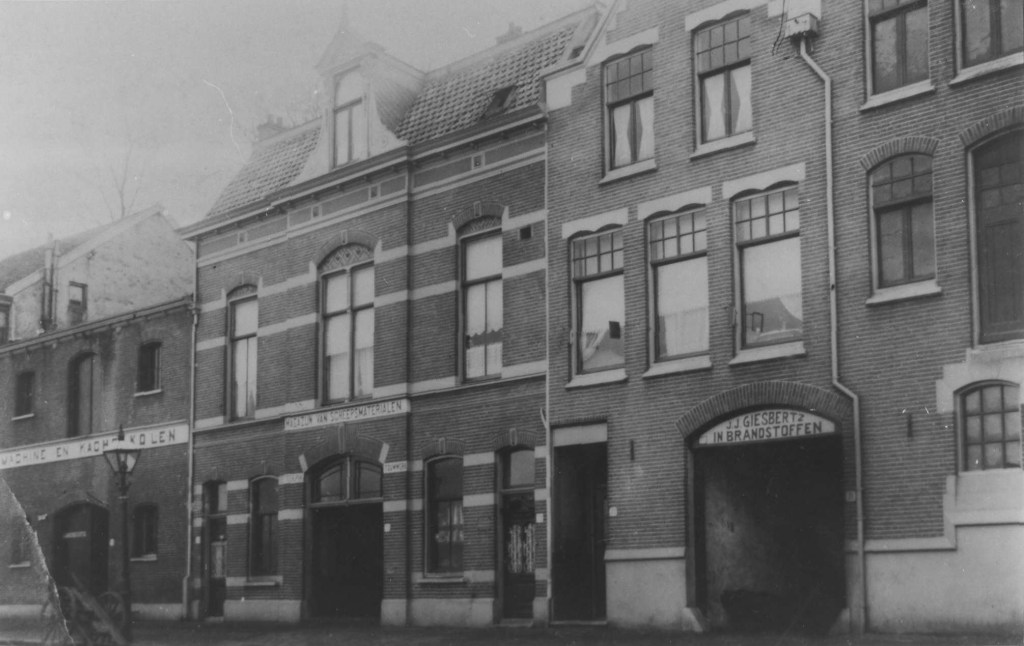 Het pand van Brandstoffenhandel J.J. Giesbertz en het Magazijn van scheepsmaterialen, Waalkade 71 en 73, 1925 (F1776 RAN)