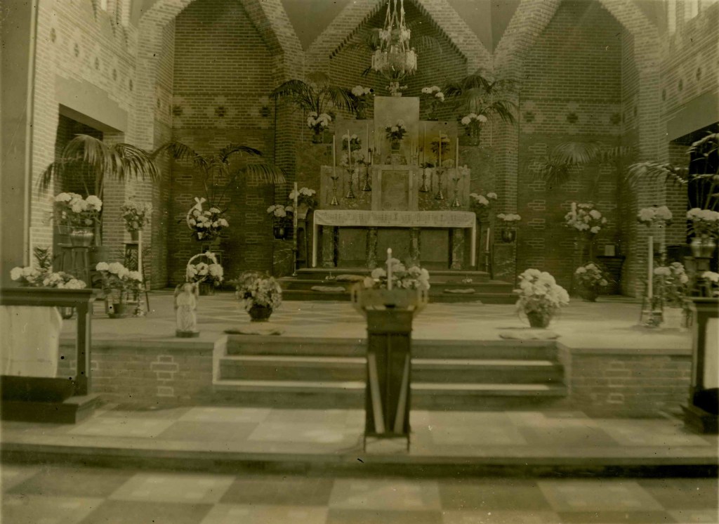 Interieur St. Theresiakerk, 1928-1929 (F26549 RAN Publiek Domein Auteursrechthouder G. Dibbets)