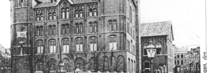 Het Kolpinghuis (Katholieke Gezellen Vereeniging) gezien in de richting van de Bloemerstraat, 1930 (F32559 RAN)