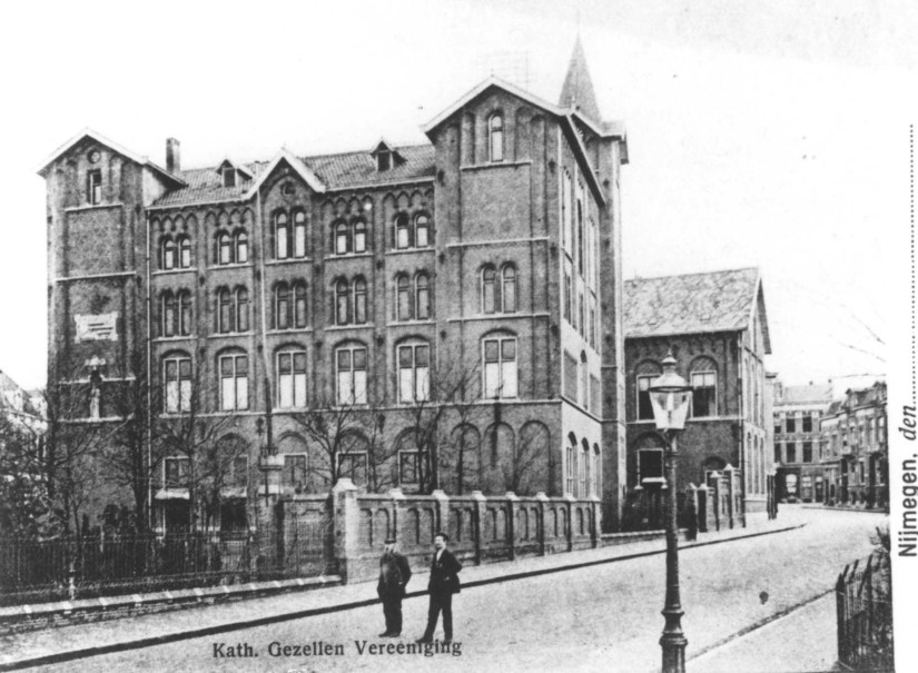 Het Kolpinghuis (Katholieke Gezellen Vereeniging) gezien in de richting van de Bloemerstraat, 1930 (F32559 RAN)