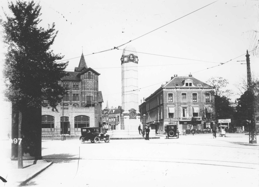 Links het Kolpinghuis in 1930: De Marie-Adolffontein (in de volksmond bekend als het Quackmonument) met links het Kolpinghuis. In 1925-1926 werd op het kruispunt van de Nassausingel (rechts), Spoorstraat, Kronenburgersingel (links), Van Berchenstraat en Smetiusstraat deze obelisk gebouwd. Het in mei 1926 onthulde monument was een geschenk van de Nijmeegse oud-wethouder Arnoldus Burchard Adolphus (Adolf) Quack (1842-1920). Hij had bepaald dat een deel van zijn erfenis moest worden besteed aan de oprichting van een fontein. Deze fontein, die moest worden genoemd naar hem en zijn zus Marie, moest de stad verder verfraaien. Rechts het Hotel Café Restaurant Nassau (Nassausingel 6), 1930 RAN)