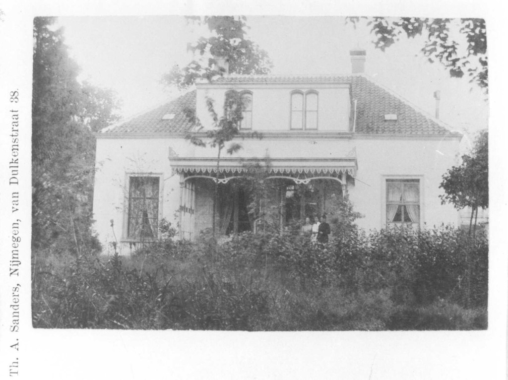 Villa Scotia. In dit pand woonden de grootouders van de bekende Nijmeegse boekhandelaar en antiquaar Olaf van Hoorn. In de tuin van deze villa verrees later het verzorgingstehuis Sonnehaert, 1920 (Th.A. Sanders via F5559 RAN)