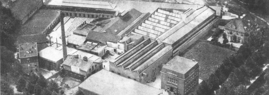 Een luchtfoto van de Papierfabriek "Gelderland" ; P.S. op dit terrein tussen de Oude Weurtseweg (boven) , de Krayenhofflaan (rechtsboven) , de Voorstadslaan (rechts onderin) en de Eerste Oude Heselaan (links onderin) worden in 1985 woningen gebouwd aan de Aalscholverplaats , de Meerkoetplaats , de Reigerplaats , de Uiverplaats en de Waterhoenplaats. Geheel rechts onderin woningen aan de Kop van de Weurtseweg, Voorstadslaan, 1932 (F58411 RAN)
