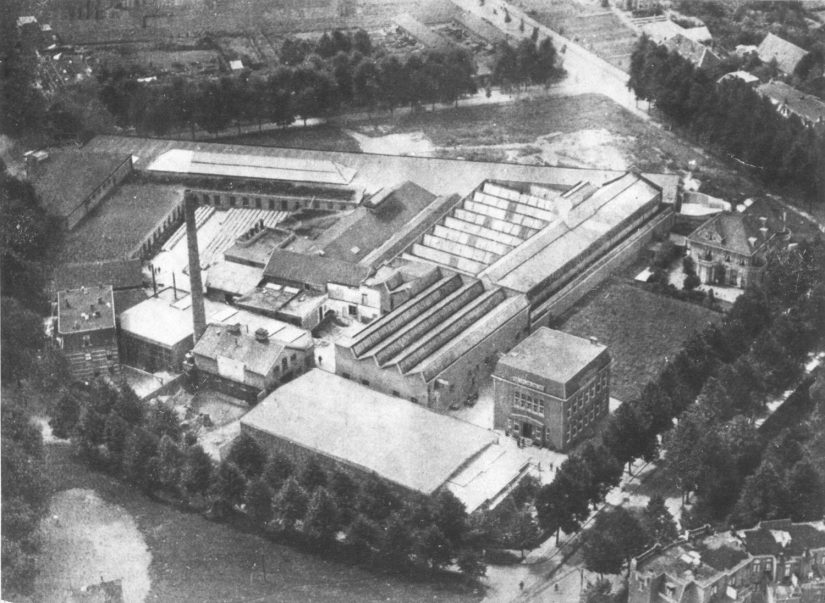 Een luchtfoto van de Papierfabriek "Gelderland" ; P.S. op dit terrein tussen de Oude Weurtseweg (boven) , de Krayenhofflaan (rechtsboven) , de Voorstadslaan (rechts onderin) en de Eerste Oude Heselaan (links onderin) worden in 1985 woningen gebouwd aan de Aalscholverplaats , de Meerkoetplaats , de Reigerplaats , de Uiverplaats en de Waterhoenplaats. Geheel rechts onderin woningen aan de Kop van de Weurtseweg, Voorstadslaan, 1932 (F58411 RAN)