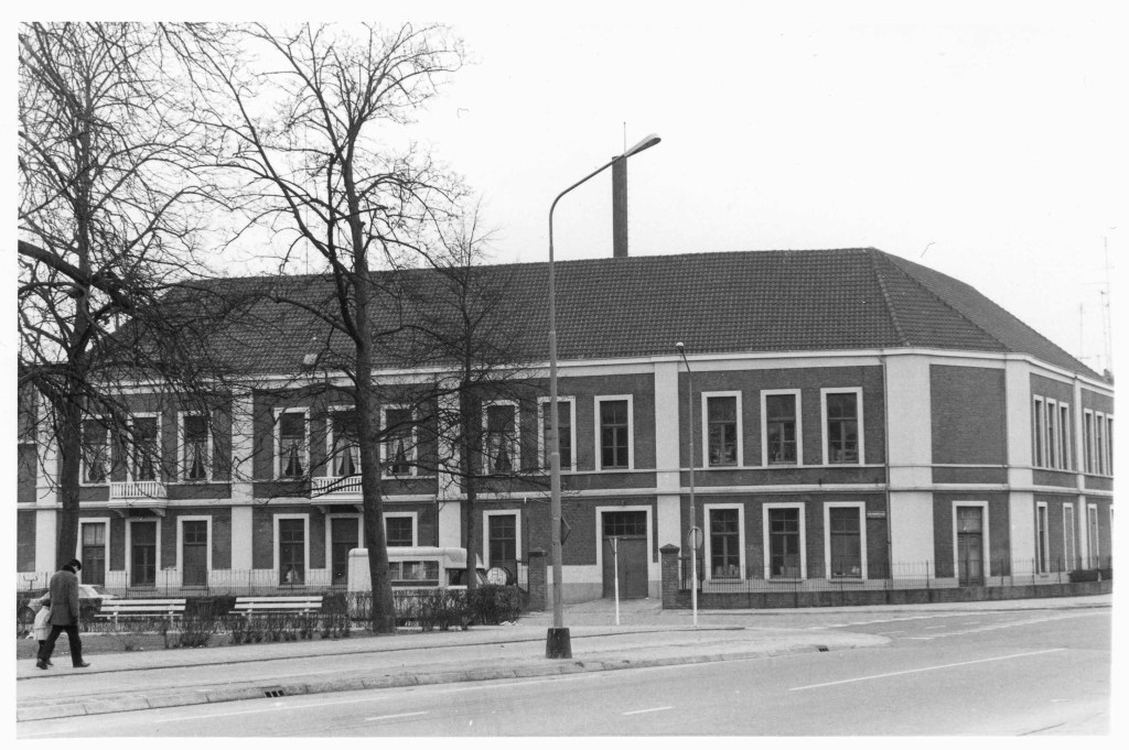De voormalige Batava Margarinefabriek met woningen, hoek Weurtseweg (1870/1975), 1969 (Evert F. van der Grinten via F78720 RAN, tevens Auteursrechthouder)