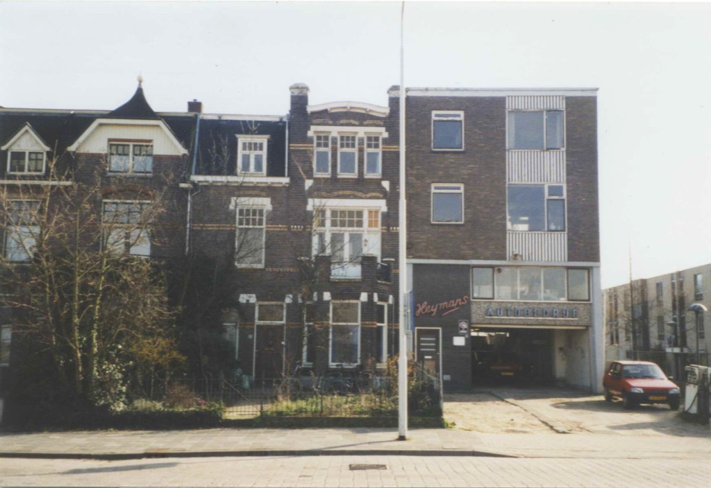 Vooroorlogse woningen met aansluitend, rechts, Autobedijf Heijmans uit 1955, nu volledig gesloopt. Rechts de HAT-wooneenheden op de hoek met de Waterhoenplaats, 1998 (Hans Giesbertz via F88397 RAN tevens Auteursrechthouder)