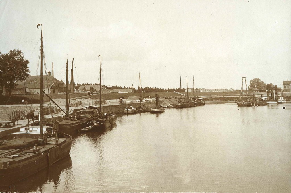 De Nieuwe Haven (Waalhaven) met de lage loswal, tweede decennium. Links het bedrijfspand van de Patria kinderwagenfabriek, v/h C. van Rosendael & Co. Op de achtergrond, rechts, nog net zichtbaar, het gemeentelijk slachthuis, 1910-1915 (F88957 RAN)