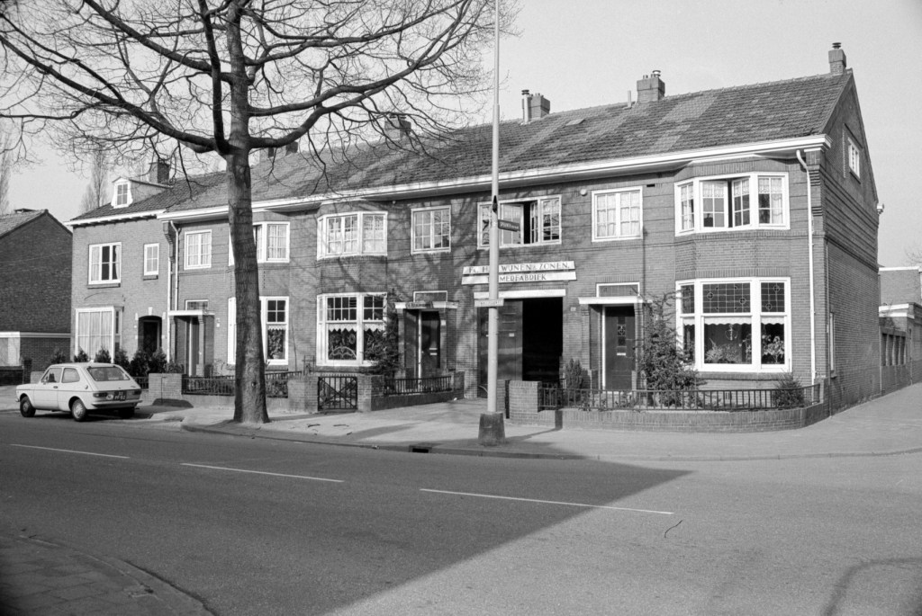 De voormalige Fa. H. Wijnen & Zonen Timmerfabriek, rechts de afslag naar de Sperwerstraat, Gemeente Nijmegen, 	1978-1980 (KN11123-19 RAN CC0) Krayenhofflaan 132
