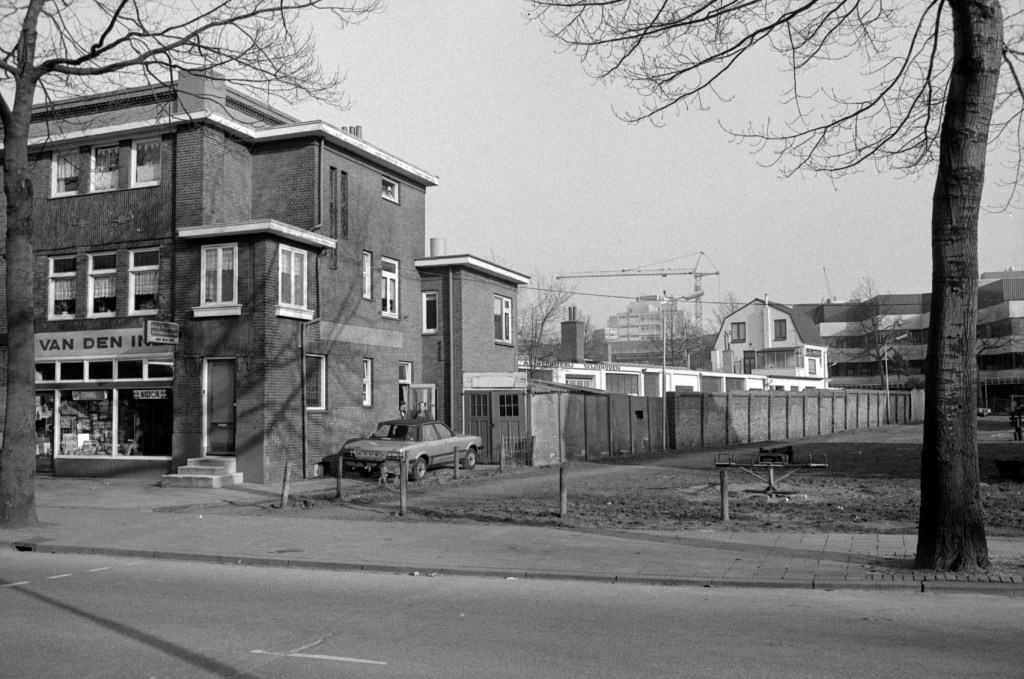 Kijkend naar de Kauwstraat in de richting van Vissers Meubelen aan de Eerste Oude Heselaan, het pand links is de Woningstoffering winkel van G.J. van den Ing, 	1978-1980 (Gemeente Nijmegen via KN11412-6 RAN CC00) Krayenhofflaan 287