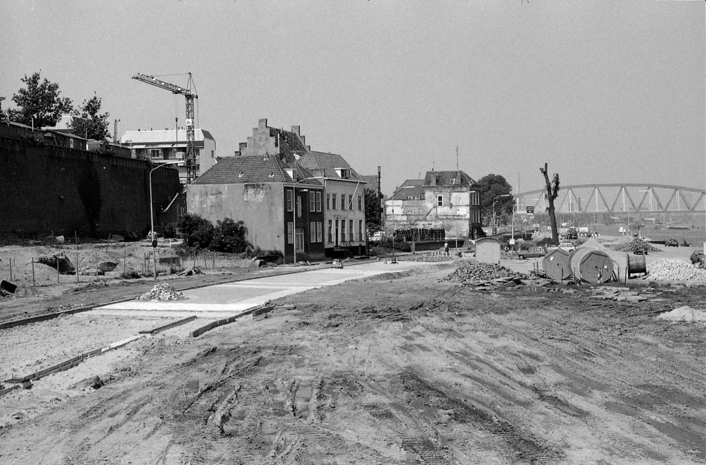 Reconstructiewerkzaamheden nabij de voormalige Zeilmakerij van Jaap Post, 3/7/1985 (Ber van Haren via KN14420-1 RAN CC0)