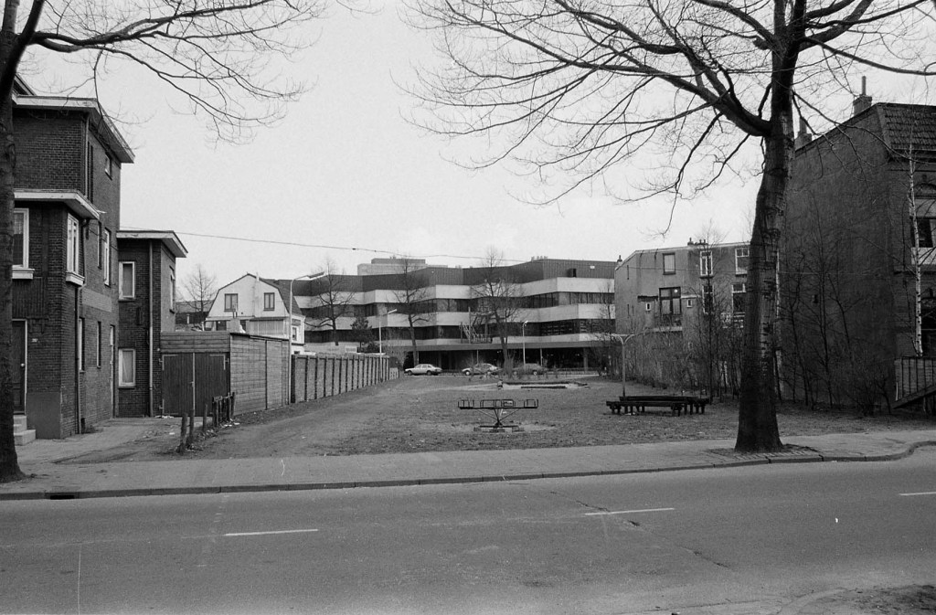 Gezicht vanaf de Krayenhofflaan in de richting van Vissers Meubelen aan de Eerste Oude Heselaan, 1985 (Ber van Haren via KN14444-6 RAN CC0)