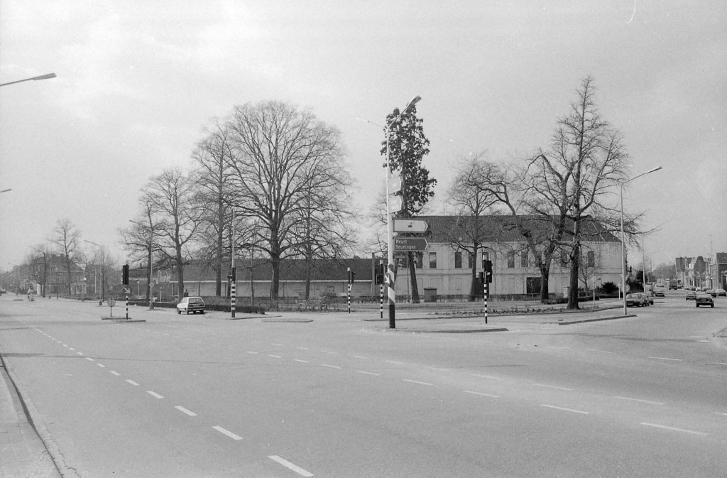 Links de Technische Unie, rechts het overgebleven gedeelte van de Batava fabriek. Daarvoor het Krayenhoffpark, links de Voorstadslaan en rechts de Weurtseweg, die nog niet verlegd, 18 maart 1985 (Wim Michels via KN14450-26 RAN CC0)