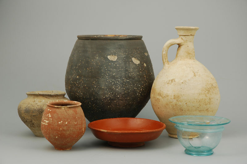 Grafinventaris uit de Romeinse tijd, gevonden in Nijmegen (Voorstadslaan),     100 - 130 (Collectie Valkhof Museum objectnr Graf.Koster.2013.30 via Collectiegelderland.nl Publiek Domein)