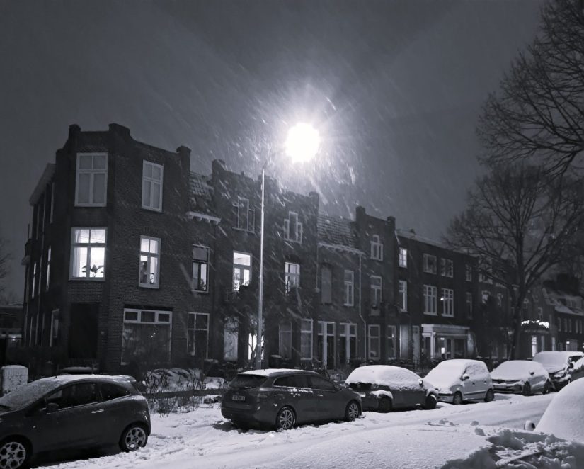 Voorstadslaan in de sneeuw 's avonds (januari 2026)
