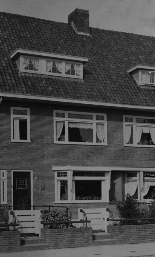 Borneostraat 12: Eén van de 9 door NV Bredero's Bouwbedrijf uit Utrecht gebouwde huizen, 9/1943 (F87543 RAN)