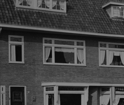 Borneostraat 12: Eén van de 9 door NV Bredero's Bouwbedrijf uit Utrecht gebouwde huizen, 9/1943 (F87543 RAN)