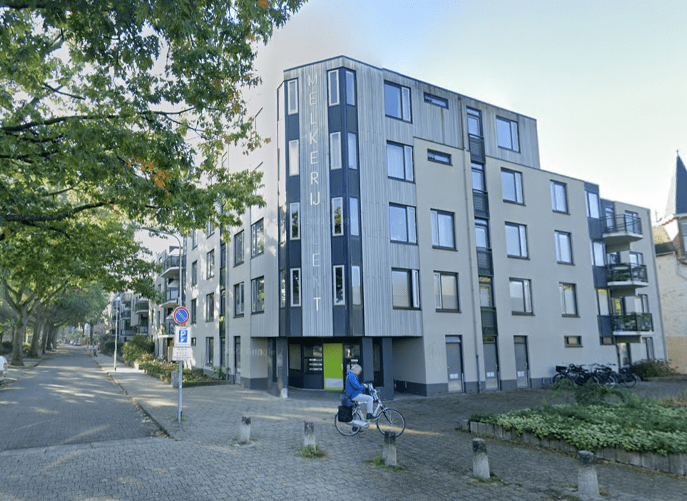 De Melkinrichting is gesloopt en hiervoor in de plaats kwamen appartementen, september 2022 (Google Streetview)