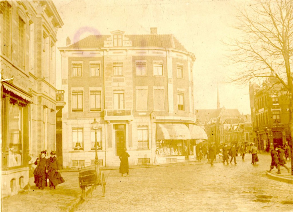 Verlengde Molenstraat (nu Bisschop Hamerstraat:) Gezicht op het hoekpand van de In de Betouwstraat (links) met de Molenstraat (rechts), gedateerd 1900 (F12727 RAN)