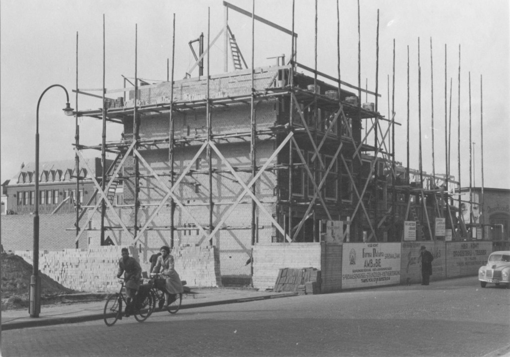 De bouw van de woon-winkelpanden van Forma Natura, juwelier Fa. Jac. Hendriks en Drogisterij Tesser aan de westzijde van de Hertogstraat , op de hoek met het Wintersoord (het complex werd op 31 augustus 1951 geopend), 5/4/1951 (Commissariaat van Politie Gemeente Nijmegen via F14513 RAN CC0)