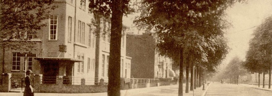 Links het Centraalgebouw van Christelijke Belangen, op de hoek van de Hendrik Hoogersstraat, 1923 (Uitg. J.H. Schaefer via F15812 RAN)