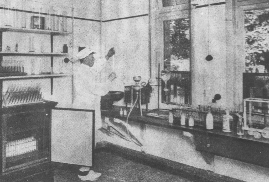 Melkerij Lent, het laboratorium voor melkonderzoek; een reproductie van een tijdschriftfoto, 1932 (F17201 RAN)