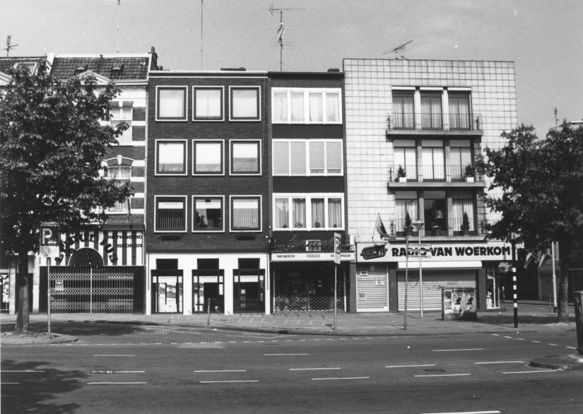 Bisschop Hamerstraat 2-8: in 1988 heeft Radio van Woerkom hier haar winkel, 1/5/1988 (Anton van Roekel via F18215 RAN CCBYSA)