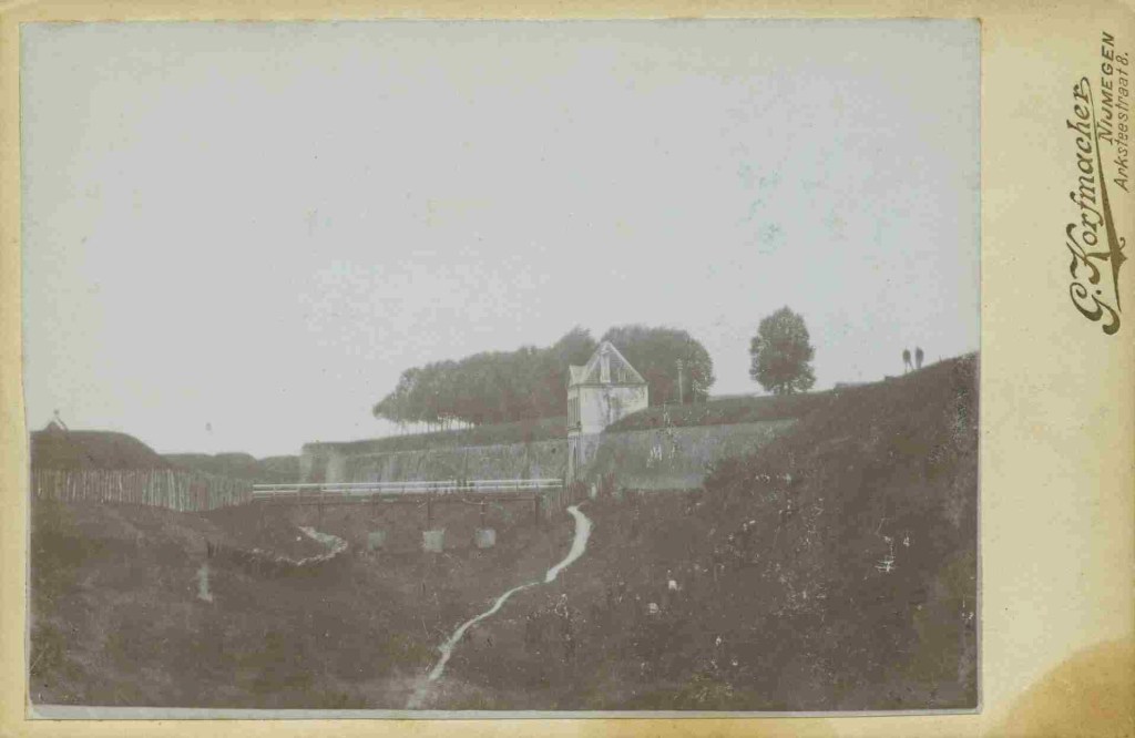 De Molenpoort met de droge gracht en de eerste houten brug buiten de Poort (hier ligt tegenwoordig de In de Betouwstraat en de Van Welderenstraat), 1875 (Gerard Korfmacher via F23036 RAN)