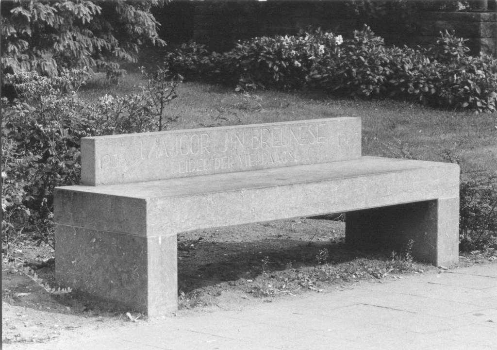 Bank van natuursteen, vervaardigd door Charles Hammes, opgesteld in de tuin van De Vereeniging, ter ere van Majoor J.N. Breunese. Opschrift: Majoor J.N. Breunese, leider der Vierdaagse - 1936-1963, 1/7/1966-24/7/1966 (Frans Kup via F29112 RAN CCBYSA)