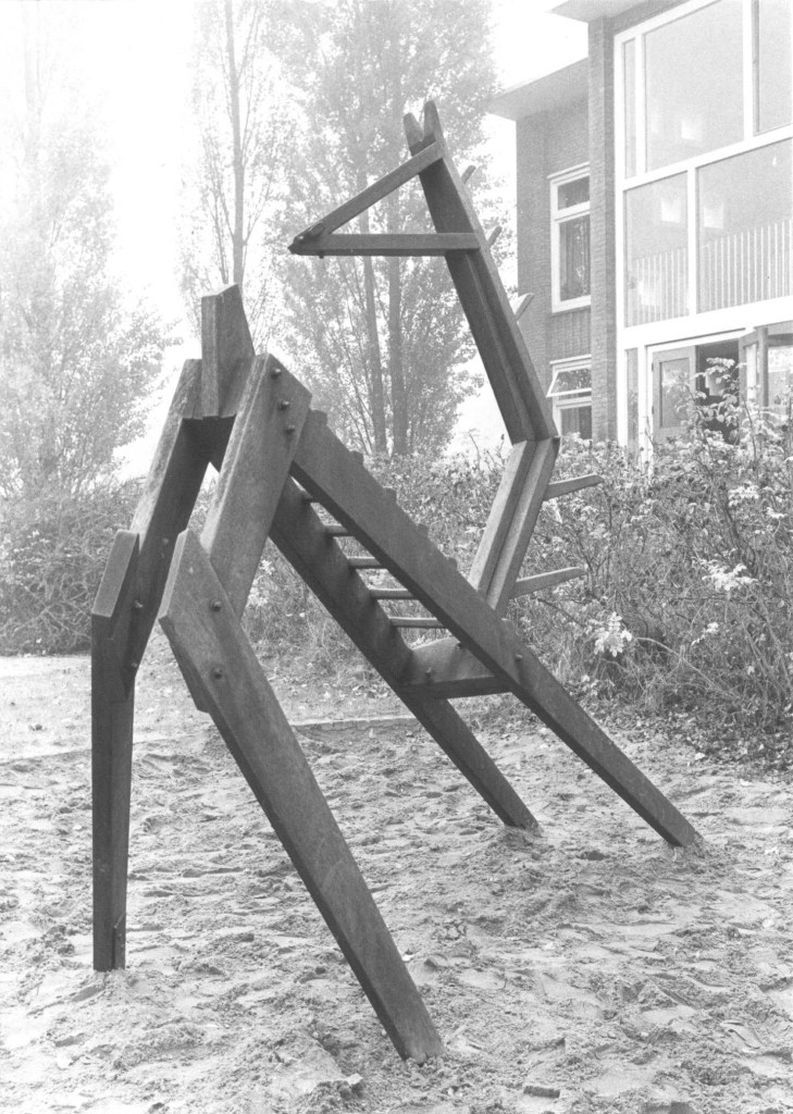 Een klimpaard van hout, vervaardigd door Charles Hammes in 1966 , opgesteld voor de School van de Maatschappij tot Nut van 't Algemeen ( de Nutsschool) ; het kunstwerk is spoorloos verdwenen, Palembangstraat 11, 1975 (Frans Kup via F31634 RAN CCBYSA)