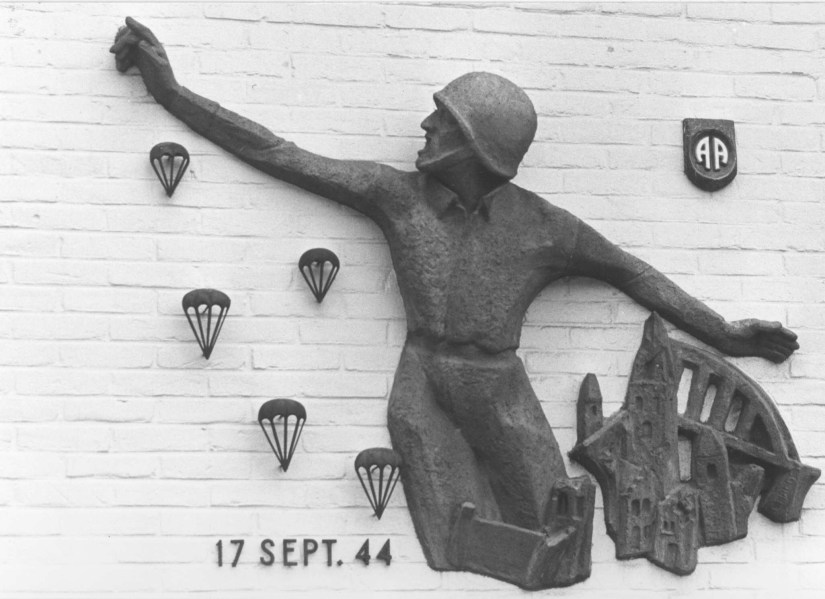 Een reliëf van Charles Hammes, voorstellende een parachutist van de all American Division, Nijmegen en de belangrijke Waalbrug veroverend; aangeboden door het gemeentebestuur van Nijmegen aan Hotel Sionshof aan de Nijmeegsebaan, hoofdkwartier bij de bevrijding van Nijmegen, foto uit 1970 (Frans Kup via F46599 RAN CCBYSA)