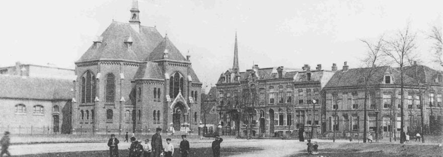 De Lutherse Kerk, oorspronkelijk gebouwd als evangelisatiegebouw ; rechts woningen aan de Jacob Canisstraat op de hoek met de Daalseweg, RAN dateert deze foto op 1890-1900, mogelijk van latere datum (F5501 RAN)