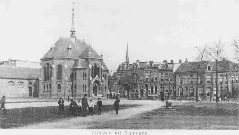 De Lutherse Kerk, oorspronkelijk gebouwd als evangelisatiegebouw ; rechts woningen aan de Jacob Canisstraat op de hoek met de Daalseweg, RAN dateert deze foto op 1890-1900, mogelijk van latere datum (F5501 RAN)