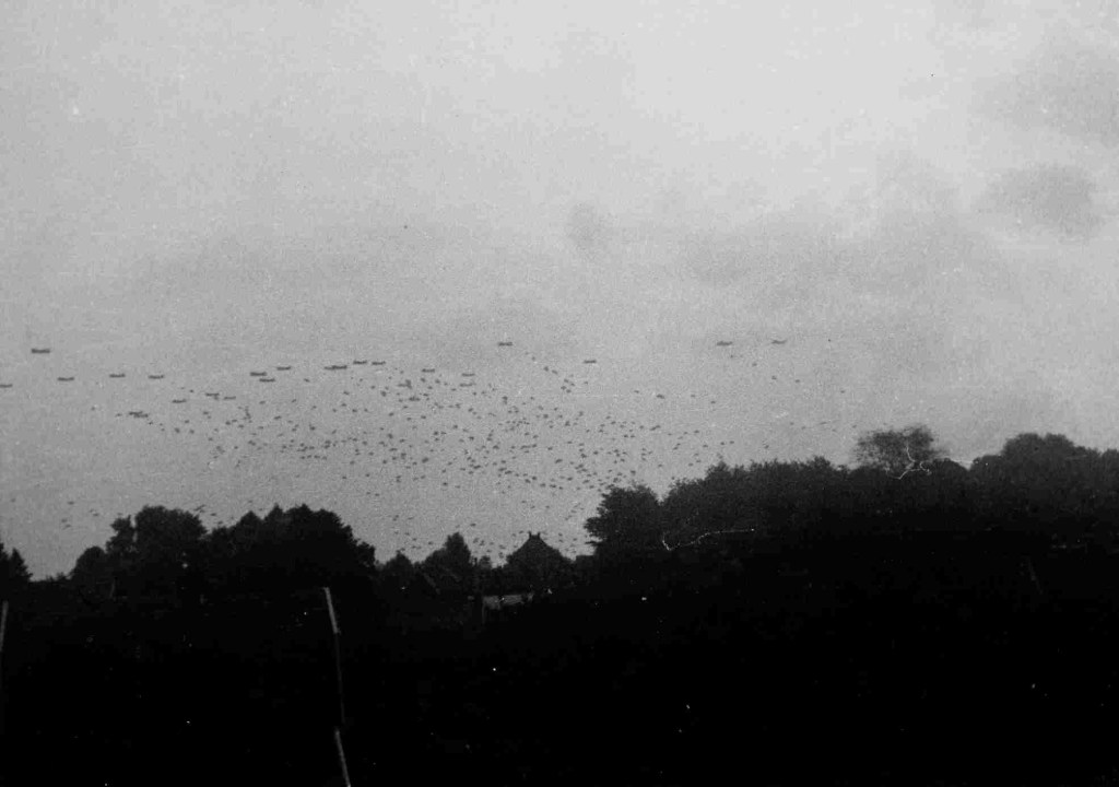 Landing van 2500 para's van het 1e en 3e bataljon van het 505e parachutisten-infanterieregiment op de Knapheide. Hier sprongen ook brigadegeneraal James Gavin en zijn verbindingsofficier Arie Bestebreurtje, 17/9/1944 (F69616 RAN)