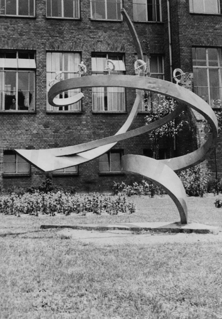 Kunstwerk van de Nijmeegse beeldhouwer Charles Hammes. Het werd geplaatst in het plantsoen van het gemeentehuis Nijmegen, 1957 (Fotopersbureau Gelderland via F85261 RAN CCBYSA)