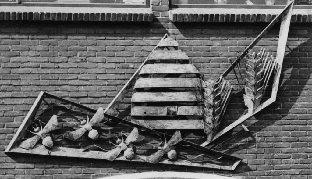 Bijen : een koperplastiek vervaardigd door kunstenaar Charles Hammes in 1964, aangeboden door het personeel van de Honig fabriek aan haar directie ter gelegenheid van het 50-jarig bestaan van het bedrijf ; het kunstwerk is spoorloos verdwenen, 5/1964 (Fotopersbureau Gelderland via F85266 RAN CCBYSA Auteursrechthouder J.F.M. Trum)