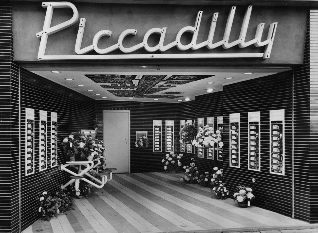 Interieur snackbar Piccadilly. Opdrachtgever G. J. Th. van Leeuwen en gebouwd september 1955, 1955 (Foto Grijpink via F86681 RAN CCBYSA)