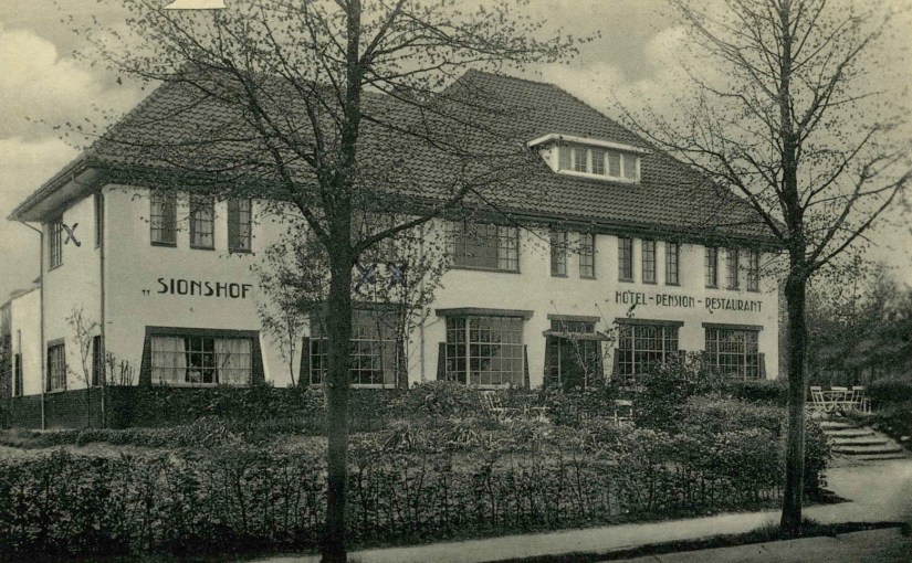 Sionshof: De datering 1929-1931 van F89554 lijkt mij niet juist: dit pand is aanmerkelijk groter dan in 1933, doordat het links een uitbouw gekregen heeft (de foto uit 1933 eindigt de 1ste verdieping met 1 groot raam, op F89554 staat daarnaast een uitbouw; wat de rol van 't Goeske is ben ik zelf nog niet achter, hoewel die op F38995 uit 1941 nog lijkt te bestaan)