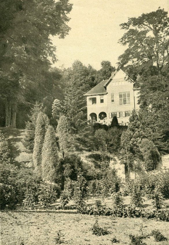 Villa "Den Berg" waar de Nijmeegse papierfabrikant Gerrit Pieter Schuller woonde, later woonde er professor Selliger, ook een papierfabrikant met zijn vrouw Johan Madeleine Elout een bekend schrijfster van kinderboeken. De villa werd op 18 september 1944 getroffen door Duitse fosforgranaten en ging in vlammen op, 8/1931 (F9319 RAN) Pompweg Ubbergen